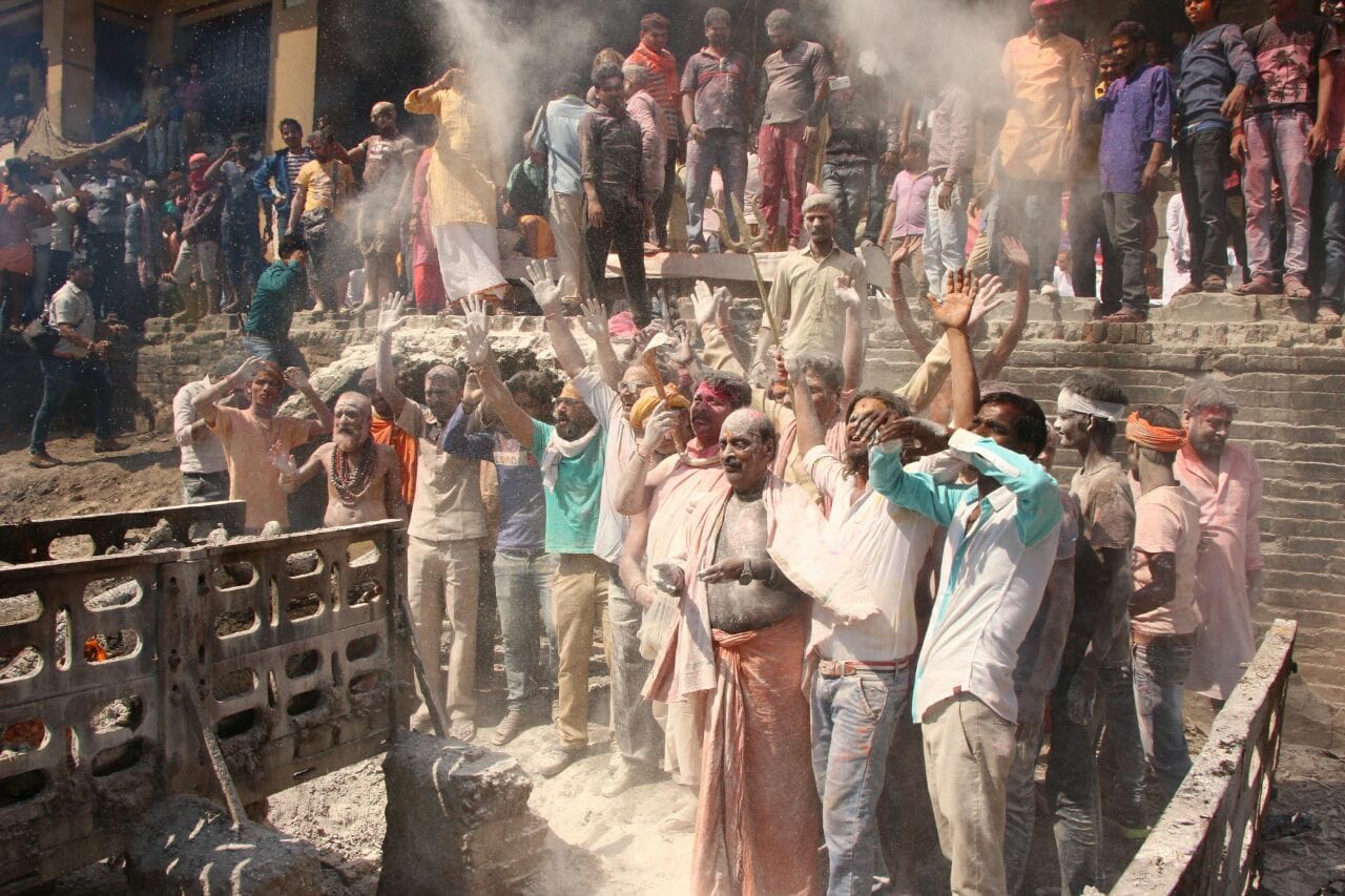 devotees of lord shiva played holi with ashes of bodies in varanasi