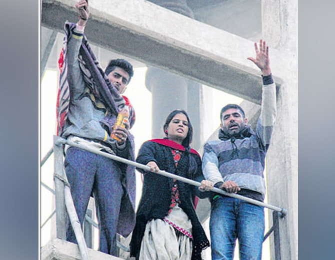 kapurthala teacher climbed on tower for wife 