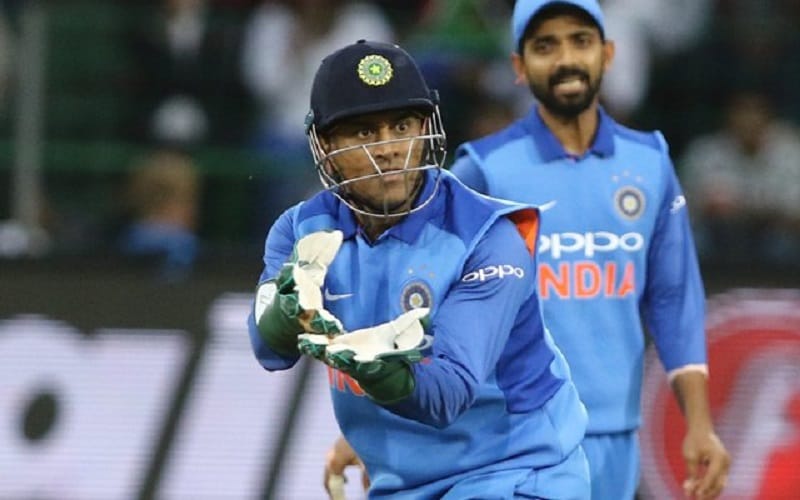 why MS Dhoni does not put indian flag on his helmet