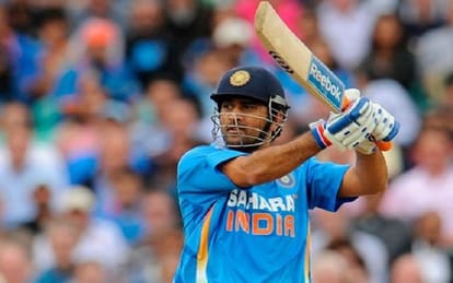 why MS Dhoni does not put indian flag on his helmet