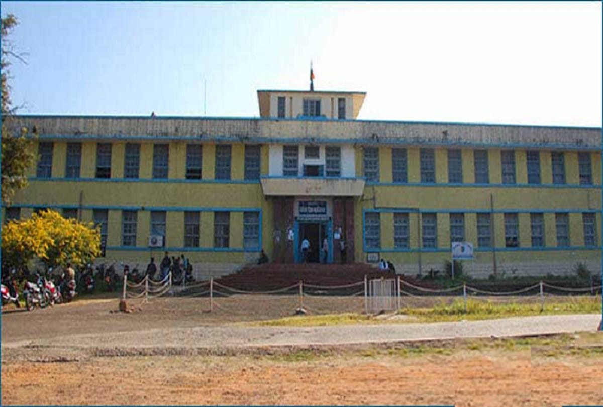प्रधानाचार्य समेत 13 शिक्षक और कर्मचारी मिले अनुपस्थित