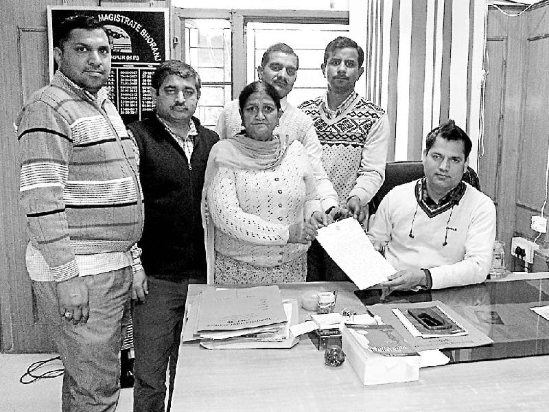 एसडीएम को ज्ञापन सौंप जिप अध्यक्ष को बर्खास्त करने की मांग