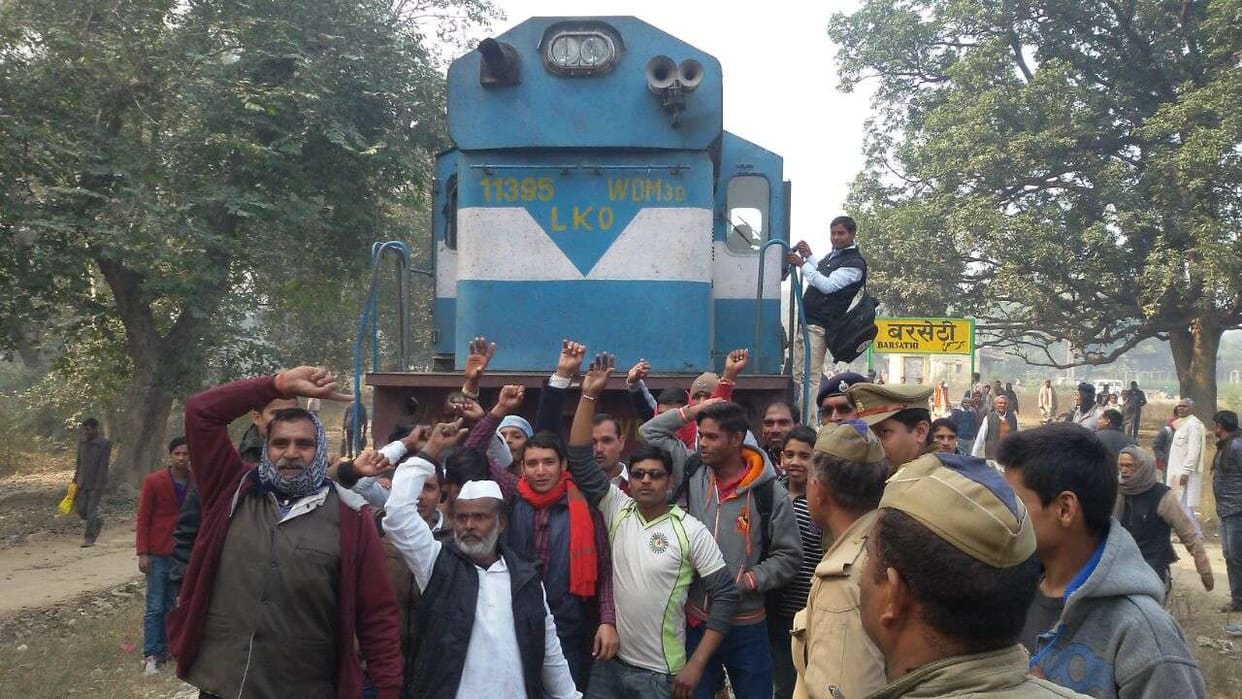 यात्री सुविधाओं के लिए ट्रेन रोककर किया प्रदर्शन