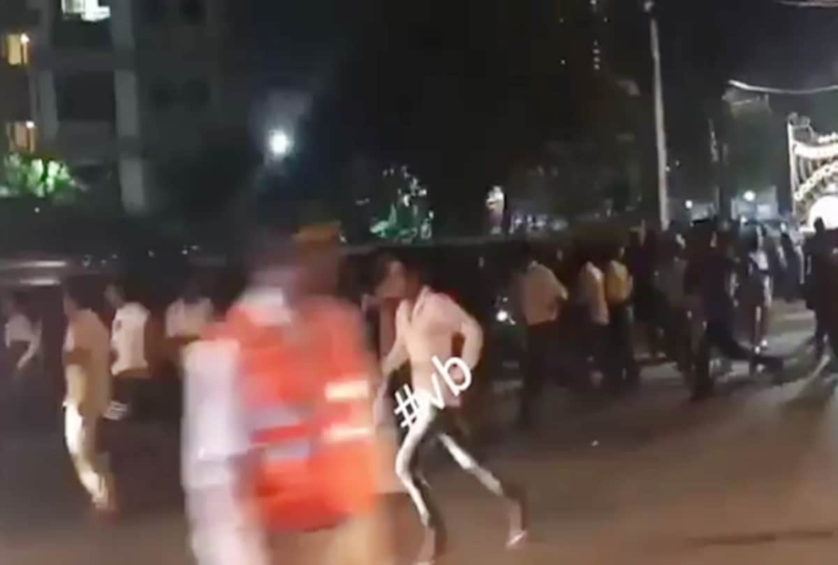 hundreds of fans ran to catch one last glimpse of sridevi 