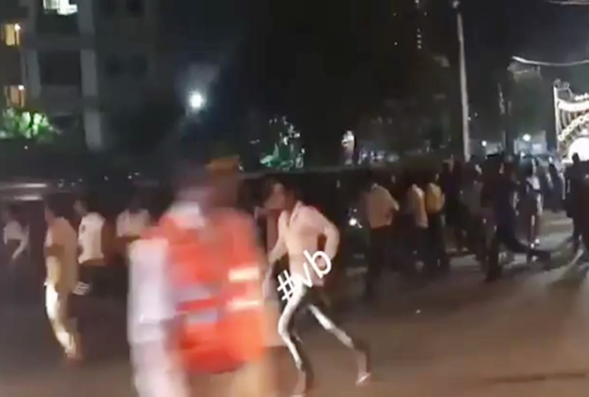 hundreds of fans ran to catch one last glimpse of sridevi 
