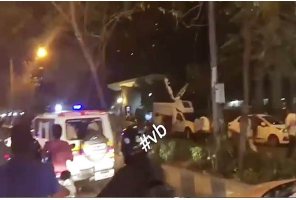 hundreds of fans ran to catch one last glimpse of sridevi 