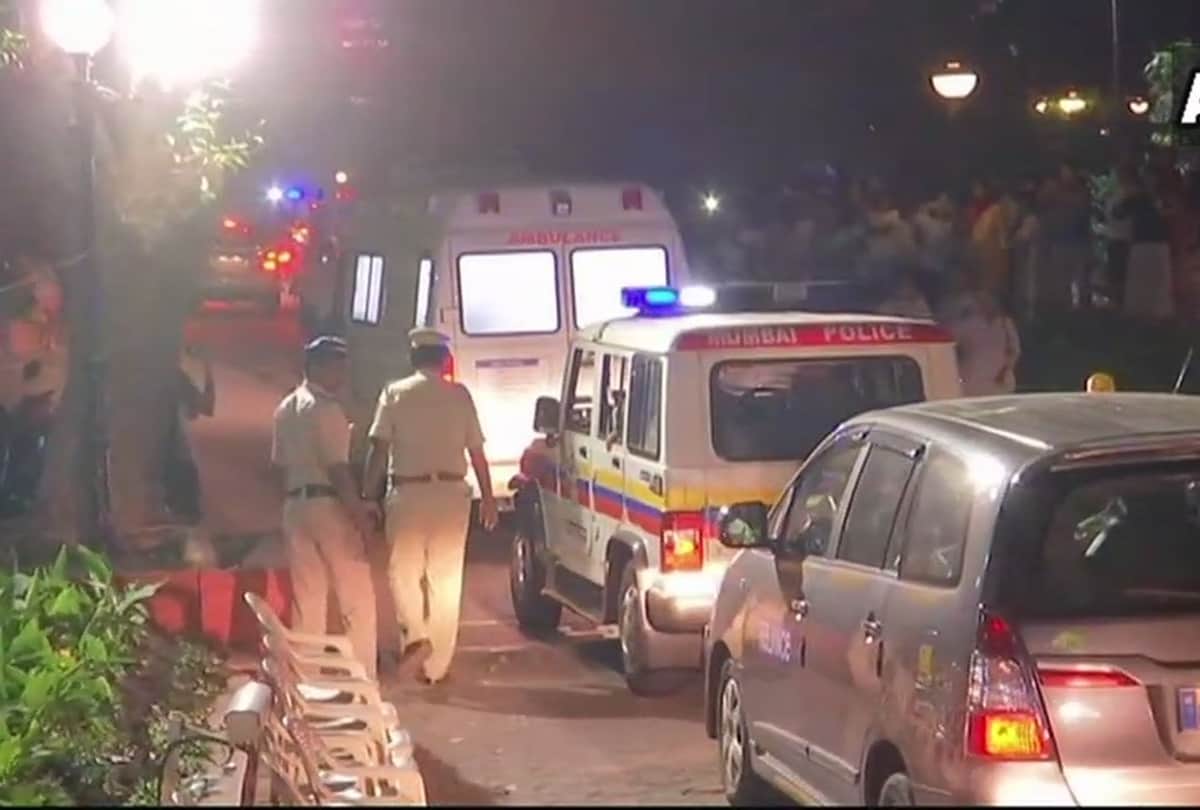 hundreds of fans ran to catch one last glimpse of sridevi 
