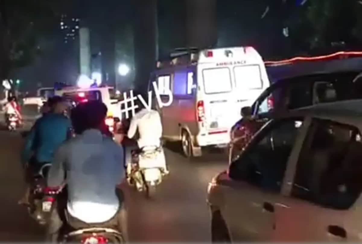 hundreds of fans ran to catch one last glimpse of sridevi 