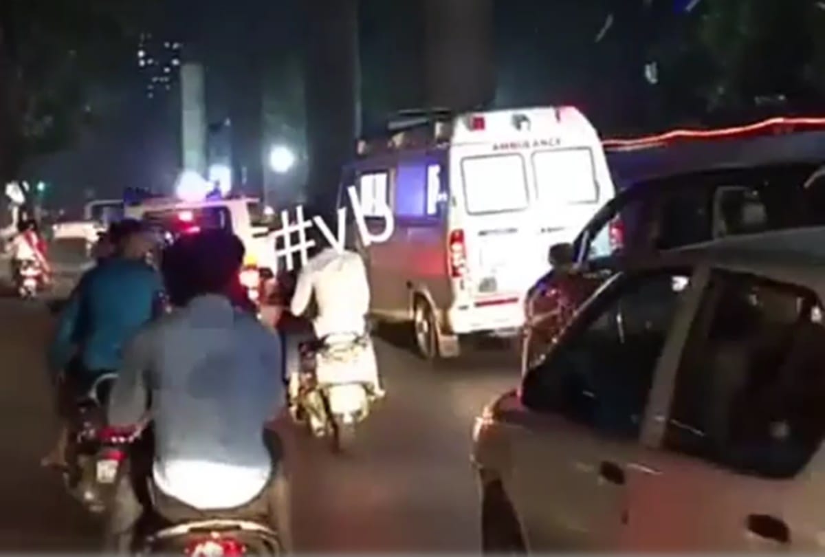 hundreds of fans ran to catch one last glimpse of sridevi 