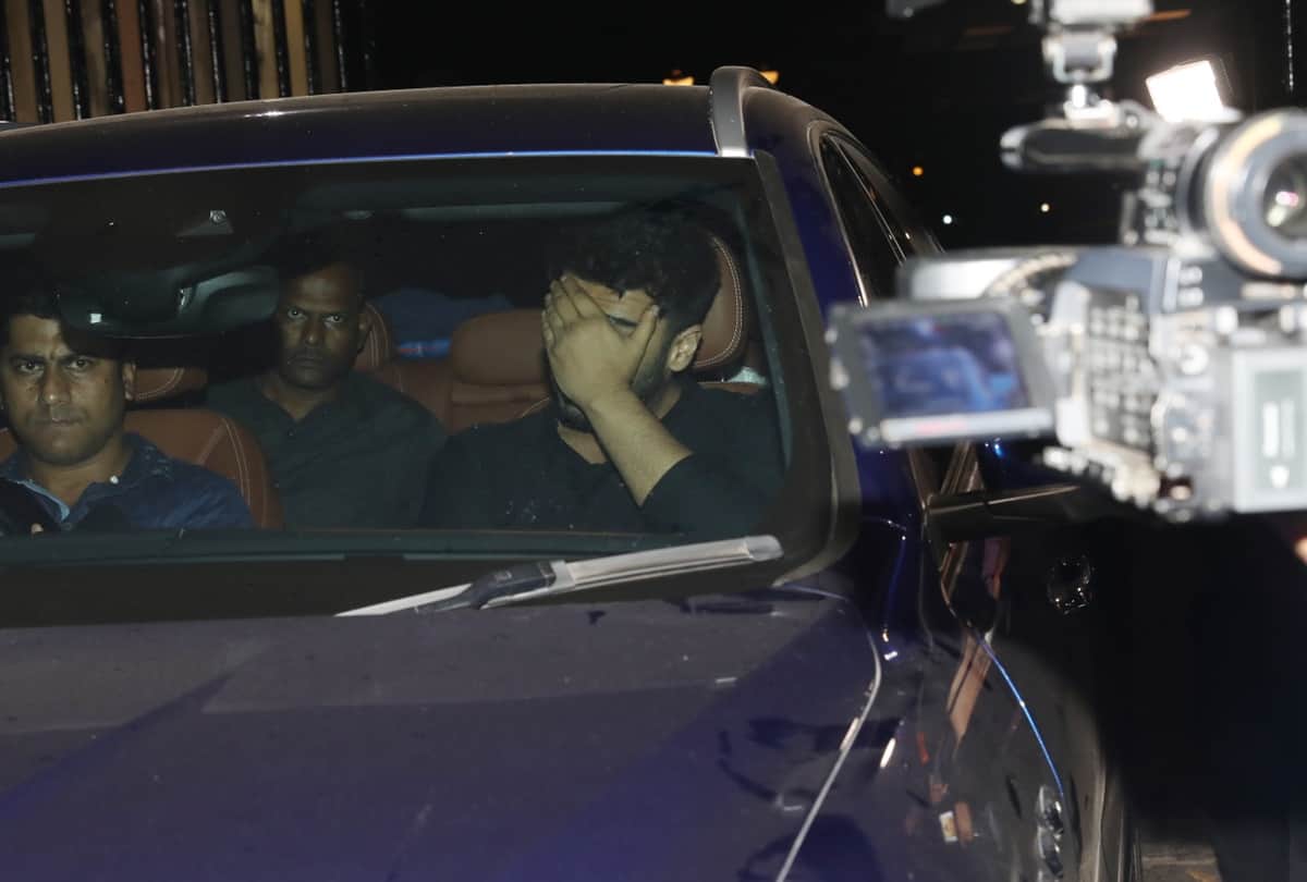 last night sridevi dead body reached mumbai know how to react arjun kapoor and jhanvi