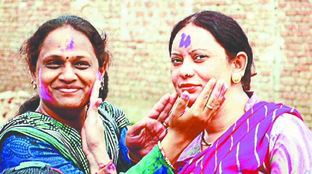 Huge crowd in markets for shopping of holi