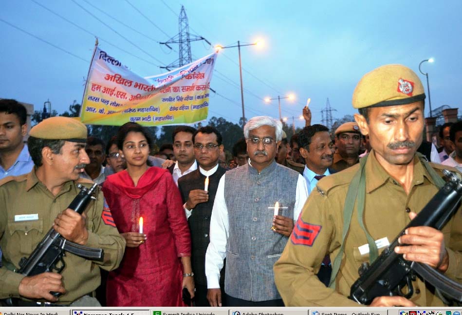 Delhi Chief Secretary  marched with candle in protest