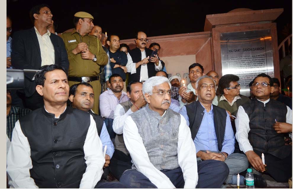 Delhi Chief Secretary  marched with candle in protest