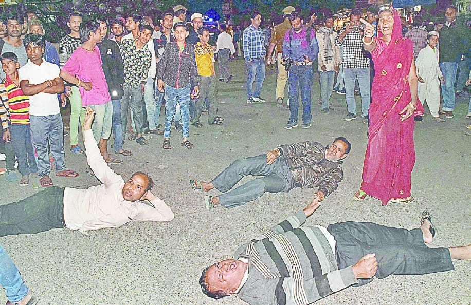 ghantaghar par do ghante chala bavaal