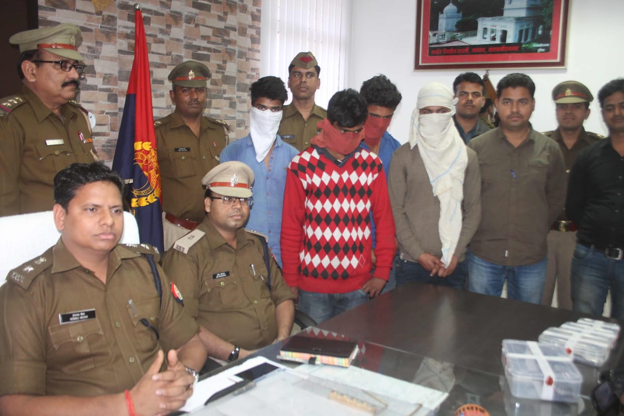 unvield loot, 4 arrested