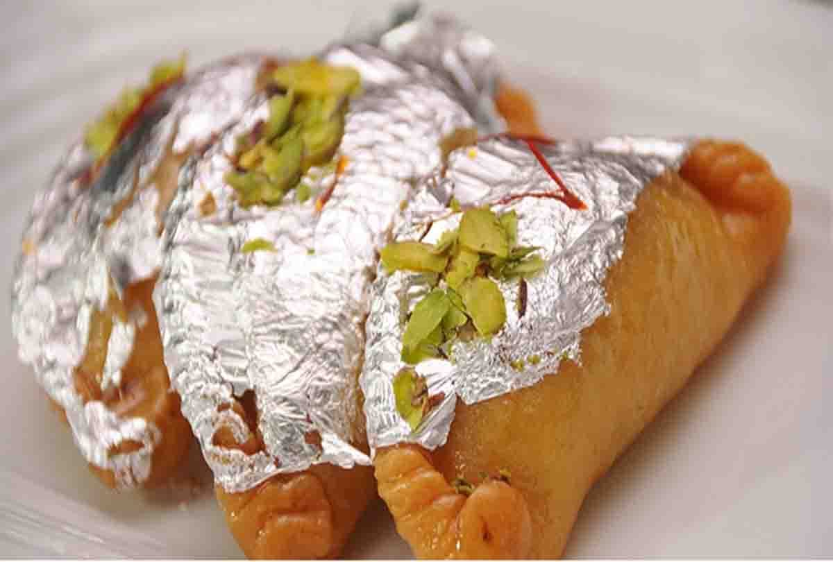 Color Khoya or Mawa Gujiya Gujiyas