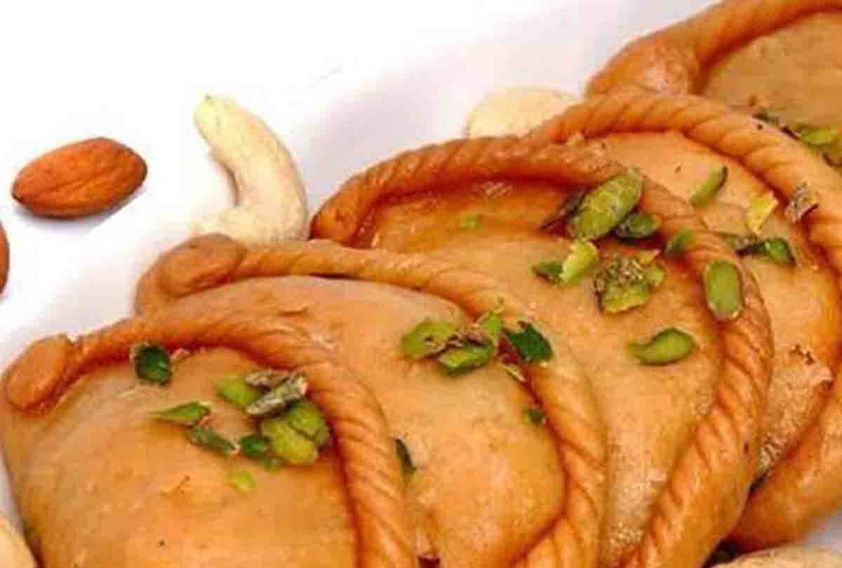 Color Khoya or Mawa Gujiya Gujiyas