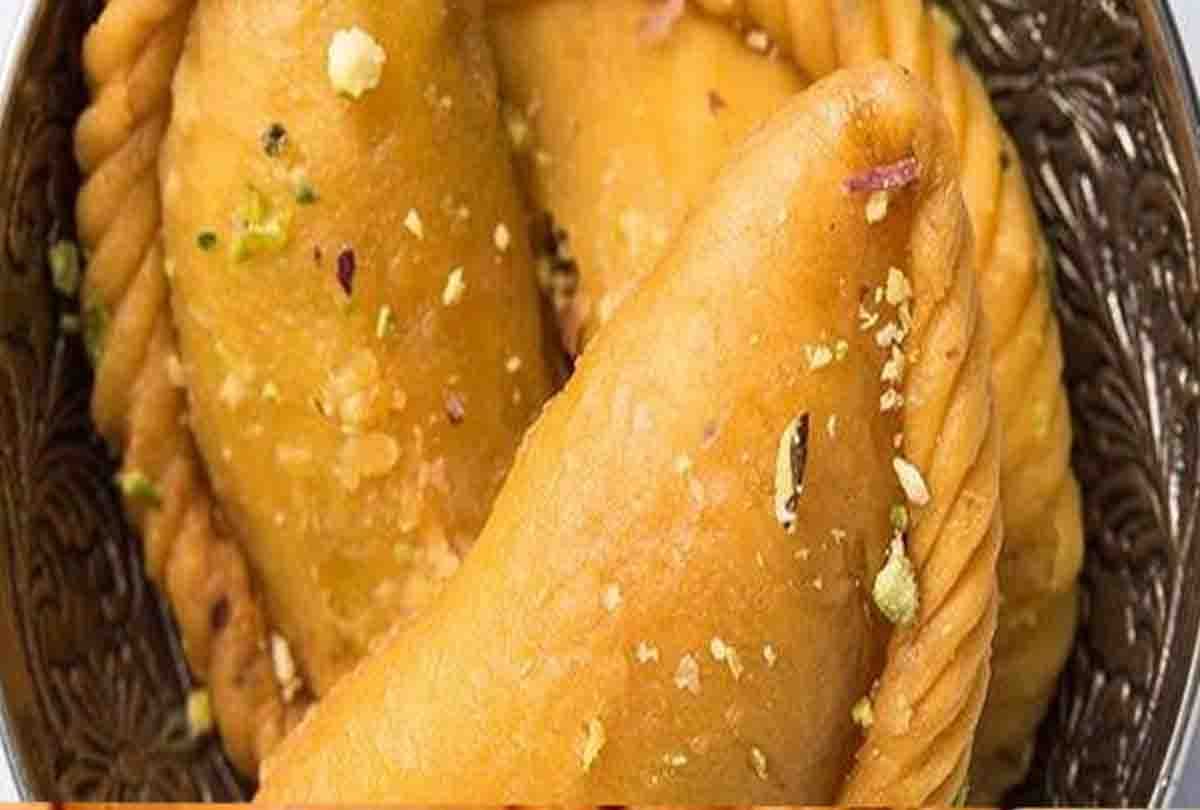 Color Khoya or Mawa Gujiya Gujiyas