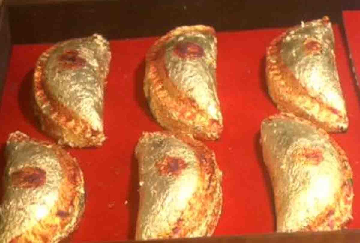 Color Khoya or Mawa Gujiya Gujiyas