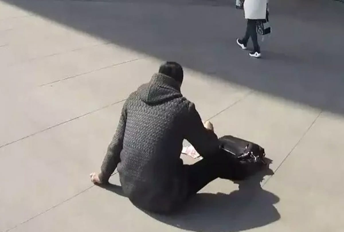 Man Throwing note during heart attack to attract people