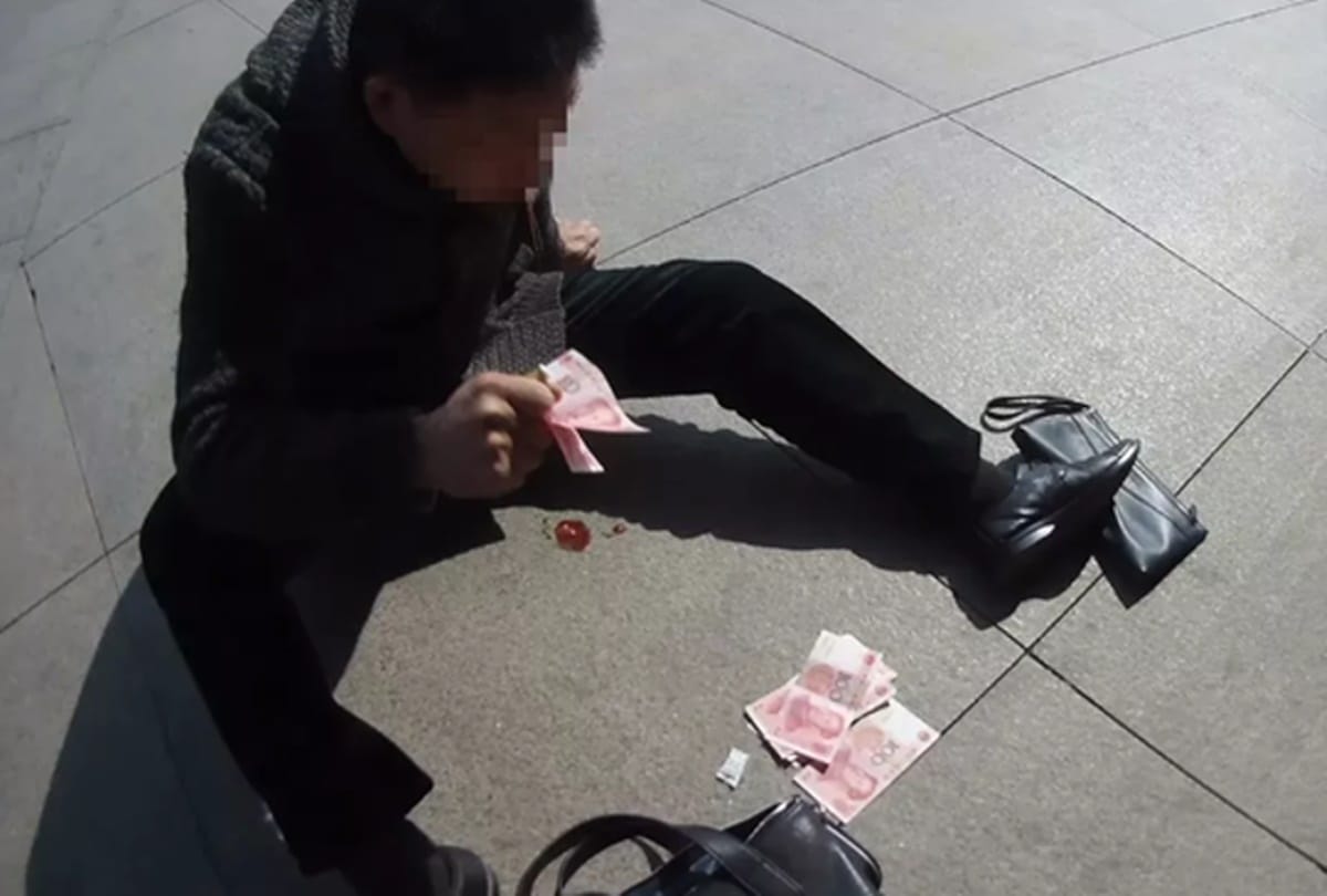 Man Throwing note during heart attack to attract people