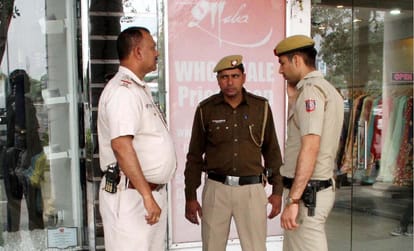 a businessman injured with bullet fired by robbers at connought place 