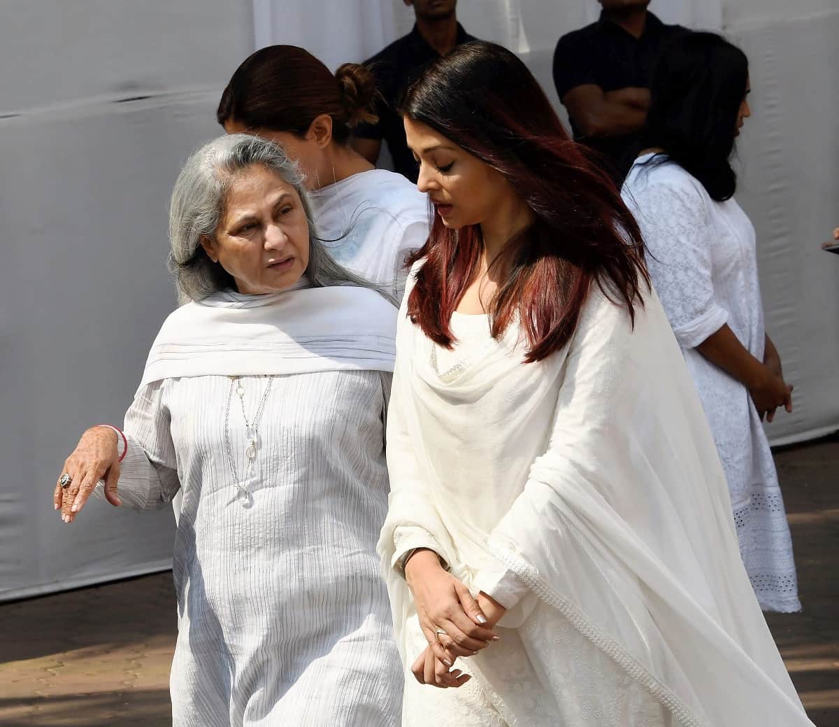 Aishwarya Rai called as 'Ash' by the photographer, Jaya Bachchan flashed class