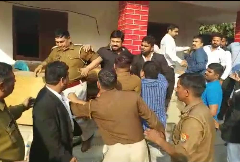 clash between two group of lawyers in hazratganj kotwali in lucknow.