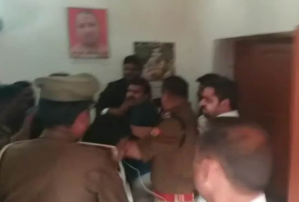 clash between two group of lawyers in hazratganj kotwali in lucknow.