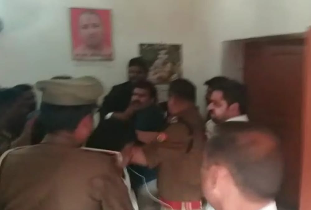 clash between two group of lawyers in hazratganj kotwali in lucknow.
