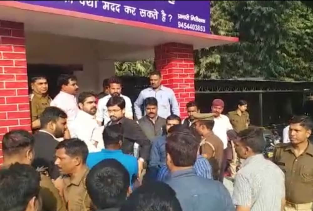 clash between two group of lawyers in hazratganj kotwali in lucknow.