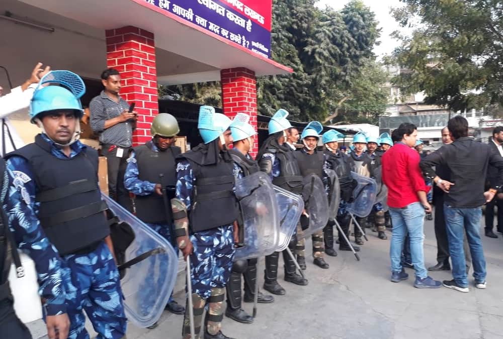 clash between two group of lawyers in hazratganj kotwali in lucknow.