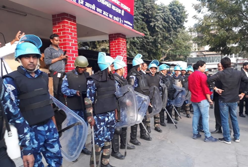 clash between two group of lawyers in hazratganj kotwali in lucknow.