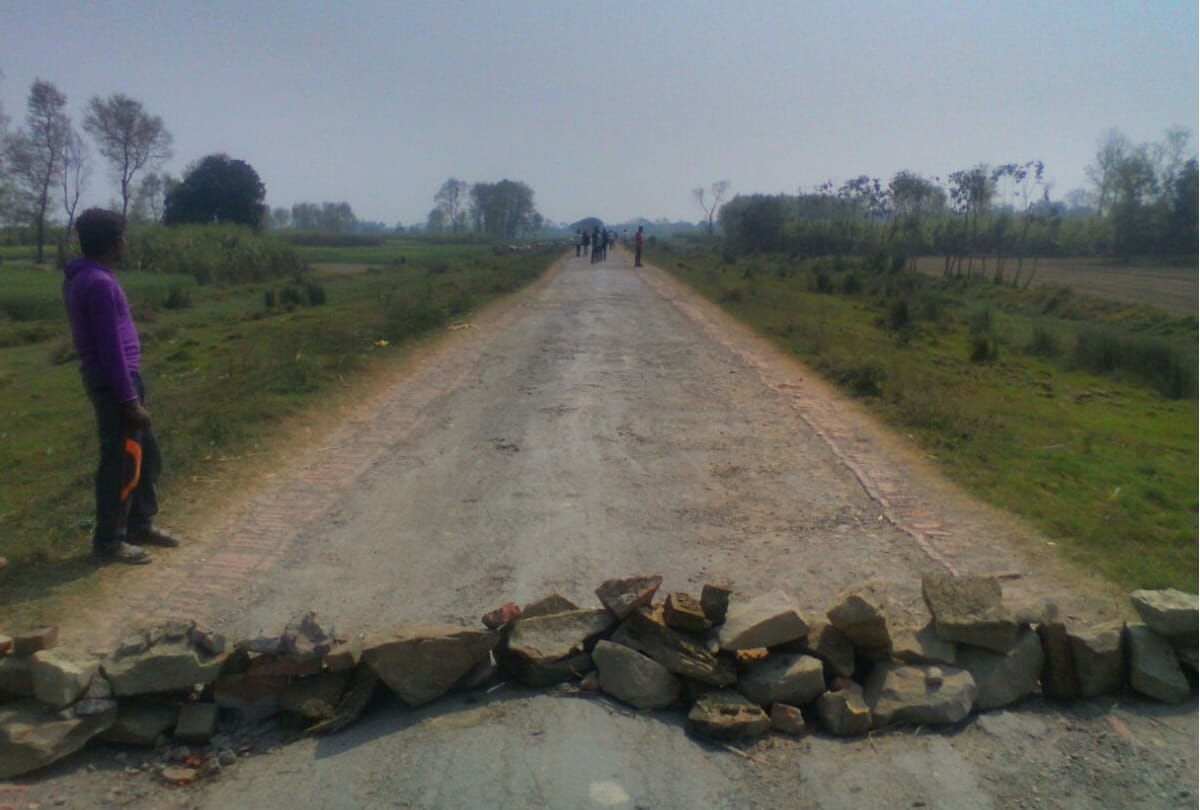 villagers attacked on police team in balrampur