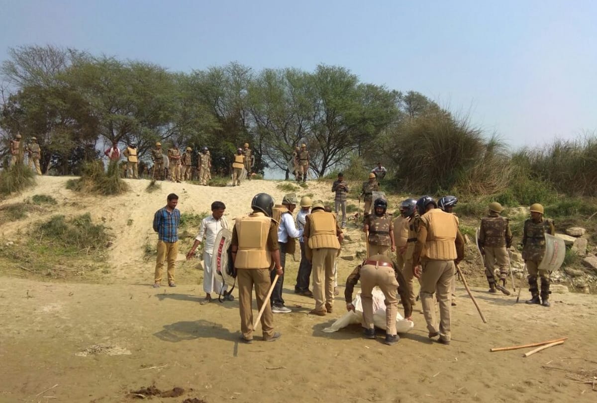 villagers attacked on police team in balrampur