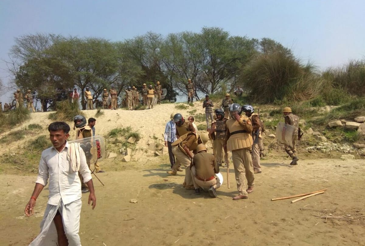 villagers attacked on police team in balrampur