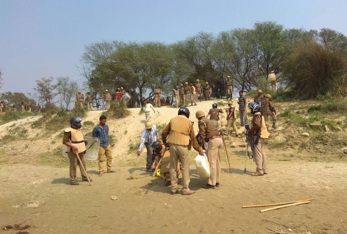 villagers attacked on police team in balrampur