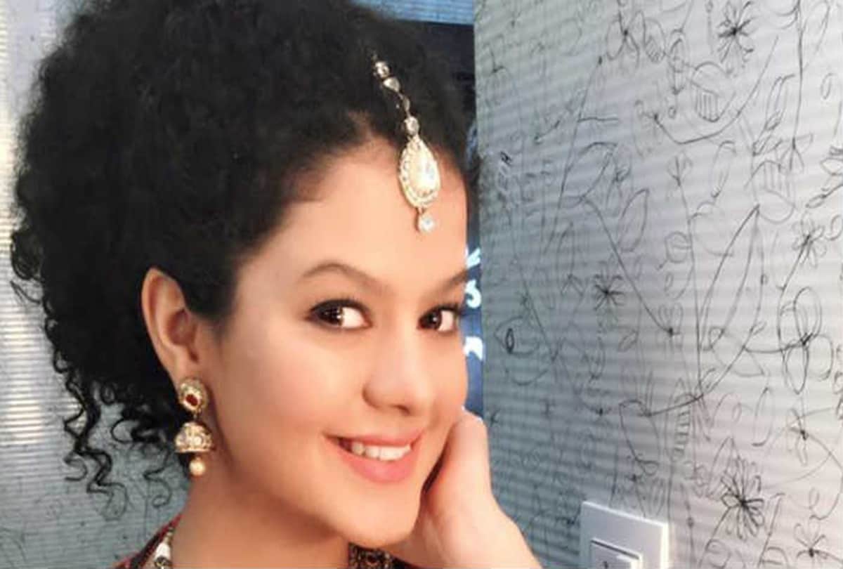 insolence with singer palak muchhal mother in taj mahotsav