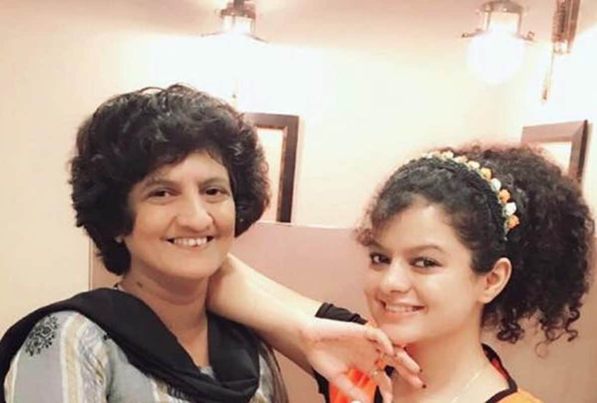 insolence with singer palak muchhal mother in taj mahotsav