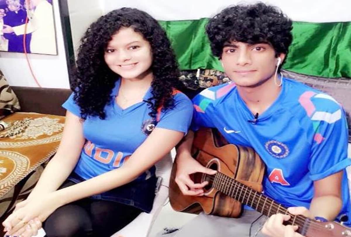 insolence with singer palak muchhal mother in taj mahotsav