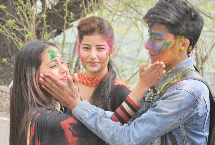 Holi celebrations in kullu himachal pradesh
