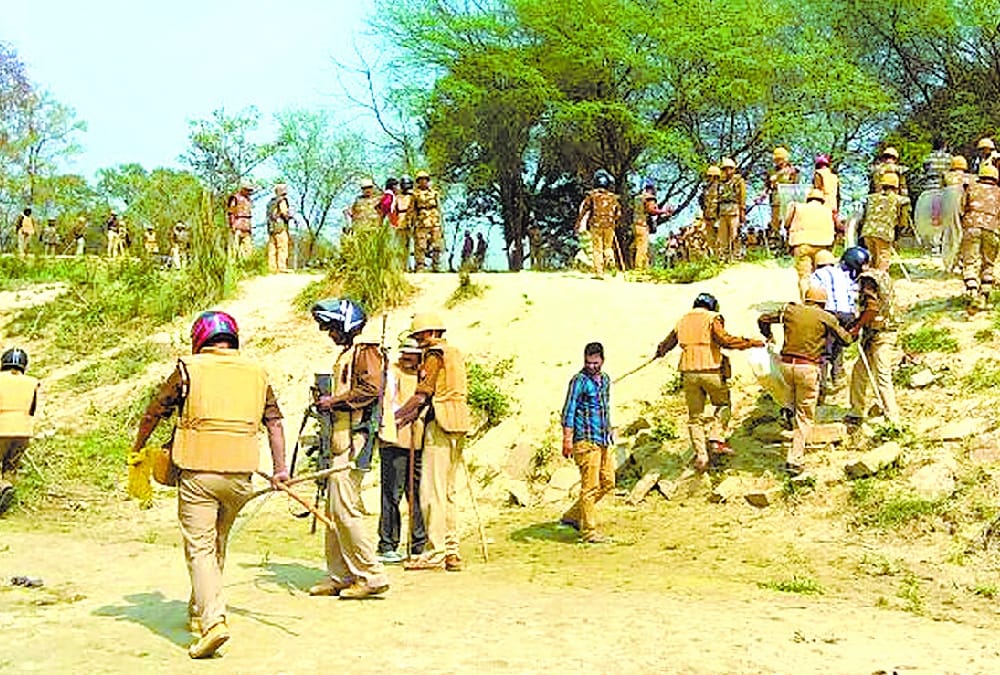 clash between police and villagers in balrampur.