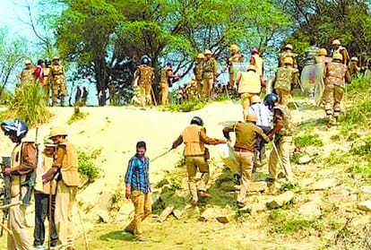 clash between police and villagers in balrampur.