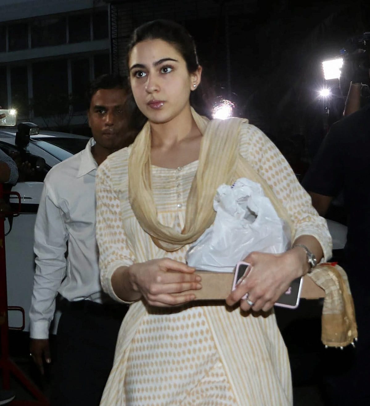 sara ali khan outside a restaurant worst behave with a old poor lady video goes viral