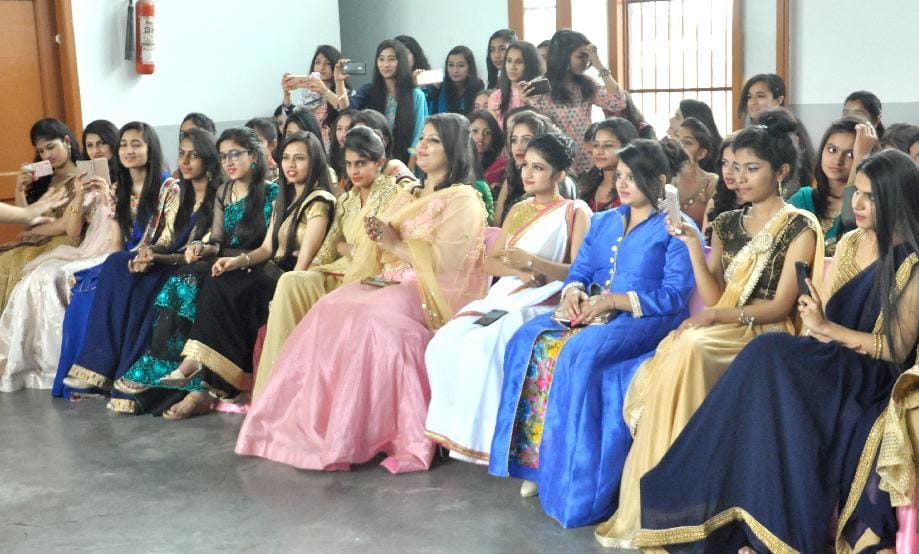 वीएन स्कूल में फेयरवेल पार्टी में थिरके छात्र