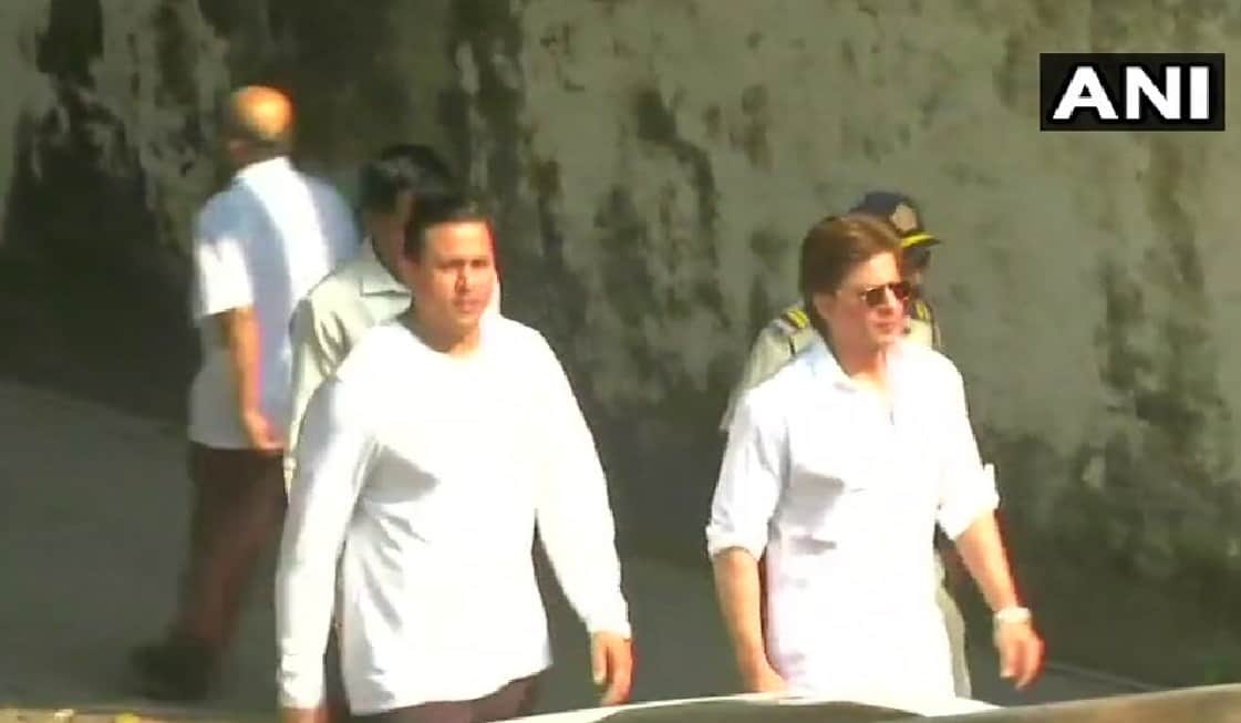 sonam kapoor with harshwardhan went bare foot to sridevi's cremation 