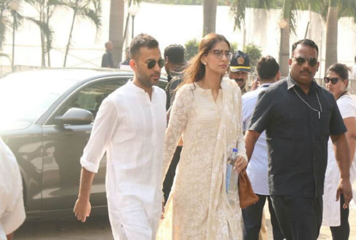 sonam kapoor with harshwardhan went bare foot to sridevi's cremation 