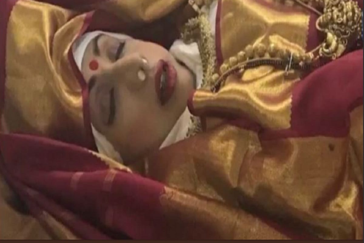 sridevi funeral draped in banarsi saree