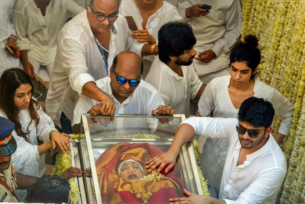 Arjun Kapoor participates in last rites of step mother Sridevi, carries bier on shoulder