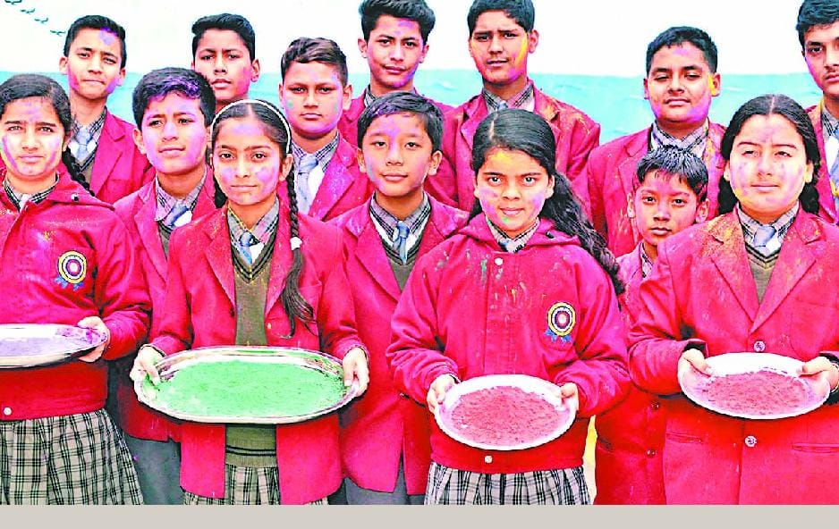 नौनिहालों ने शहर में खूब उड़ाया गुलाल